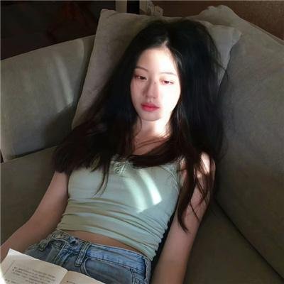 和红色中国人看电视
